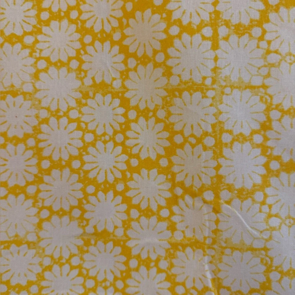 New! Sur La Table Daisy Floral Tablecloth 70x70